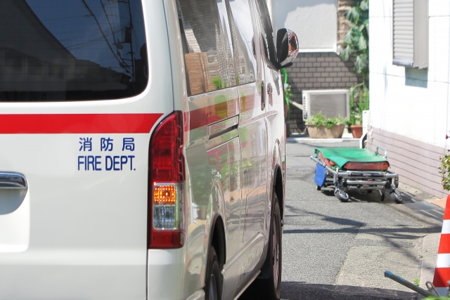 救急車で運ばれる