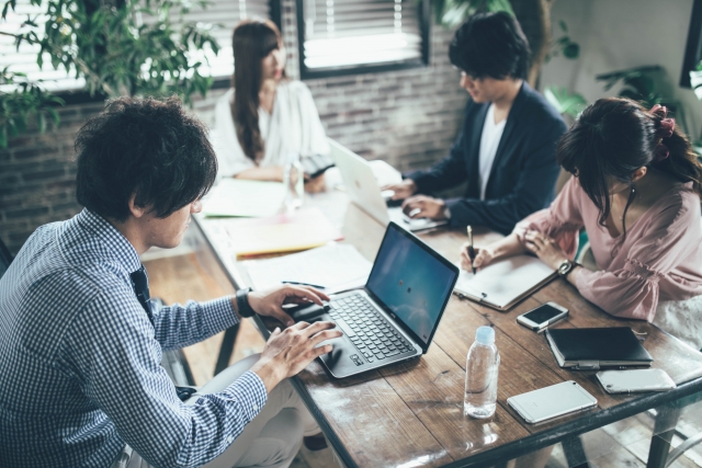 社内会議をしている男女