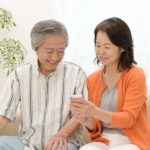 シニア層にスマホは凄くオススメ！読めば納得の４つの理由とは？